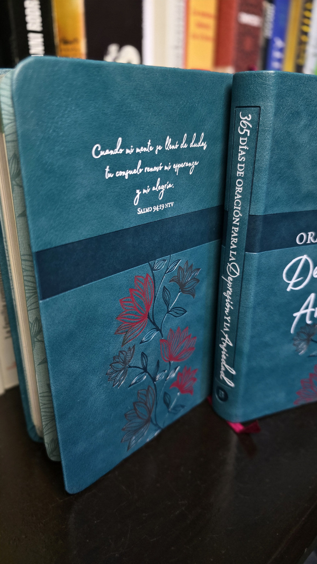 Contraportada y lomo del libro 365 días de oración para la depresión y la ansiedad