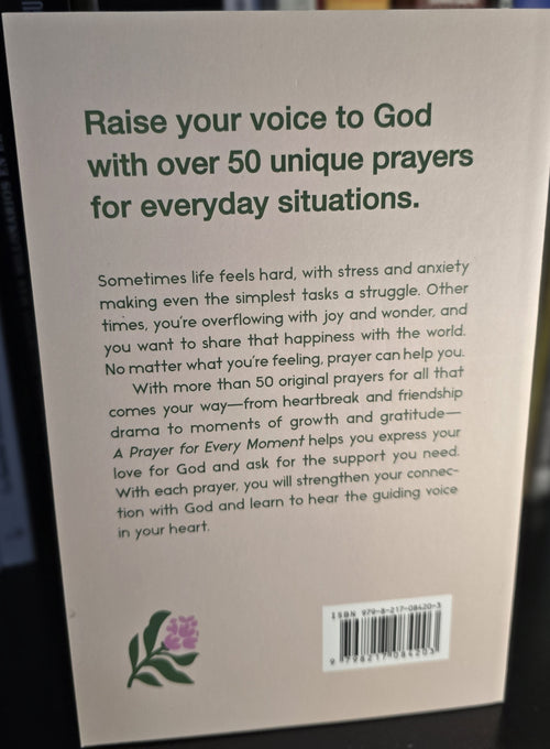 Contraportada de A Prayer for Every Moment con información sobre más de 50 oraciones