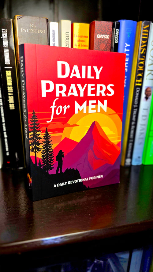 Daily Prayers for Men - ejemplar físico, portada roja con montañas y fondo de librería