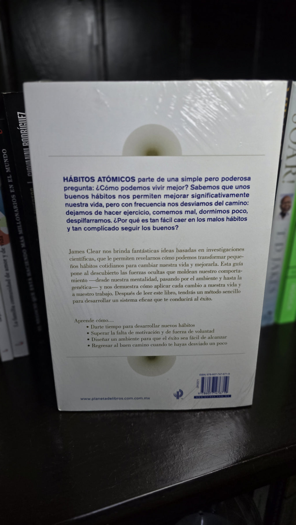 Contraportada del libro Hábitos Atómicos de James Clear