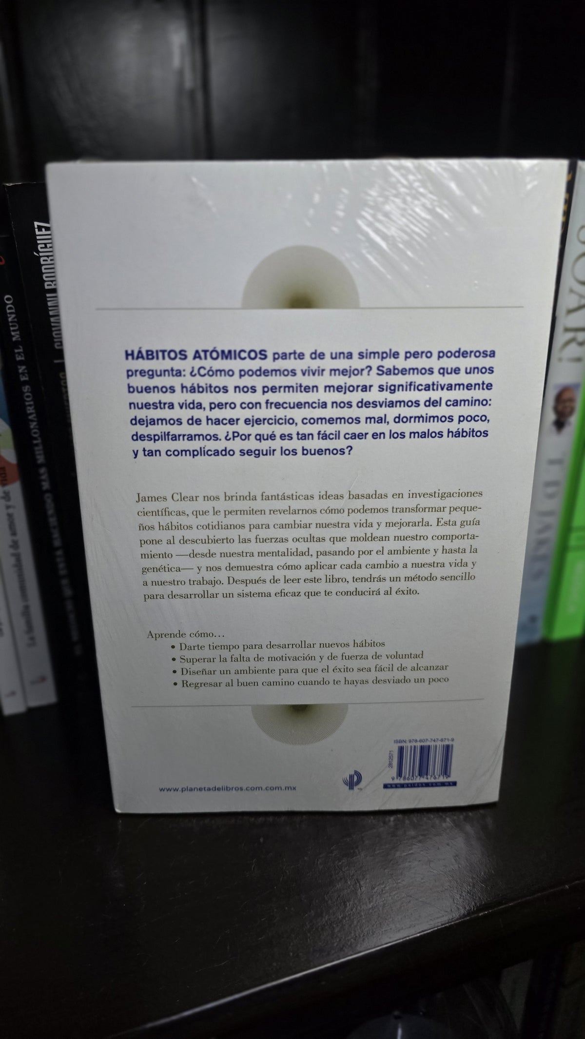 Contraportada del libro Hábitos Atómicos de James Clear