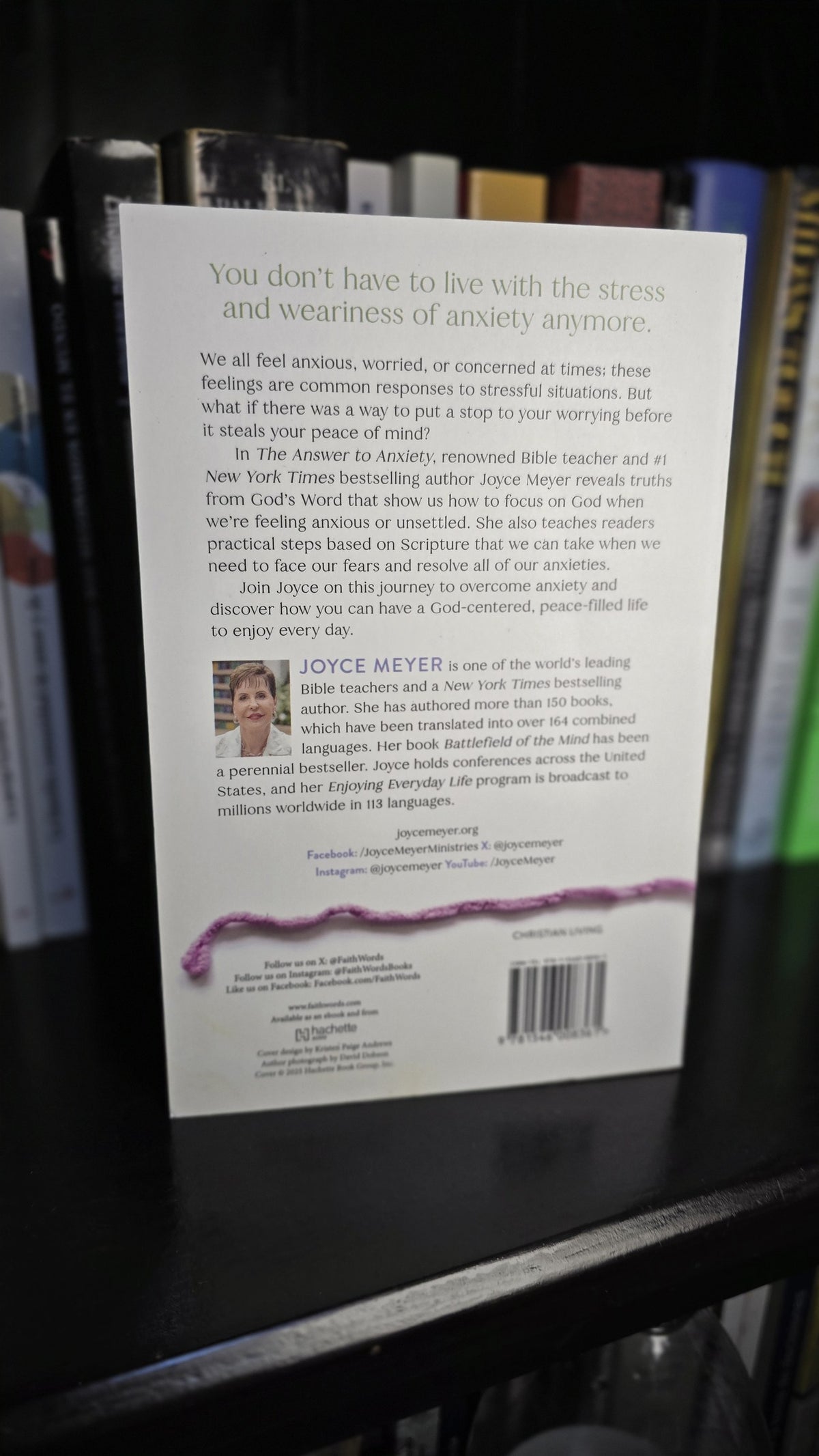Contraportada de The Answer to Anxiety con descripción de la autora Joyce Meyer